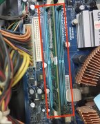 臺(tái)式電腦開機(jī)黑屏不顯示什么原因呢？