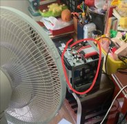 熱得電腦都要不穿衣服，開風扇吹才能工作了