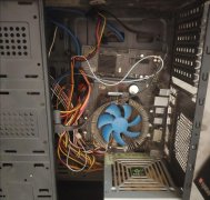 打開(kāi)電腦機(jī)箱,里面竟然＂嘩啦嘩啦＂作響?